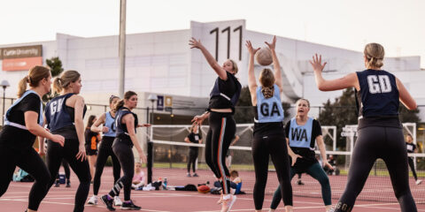 2 teams playing netball